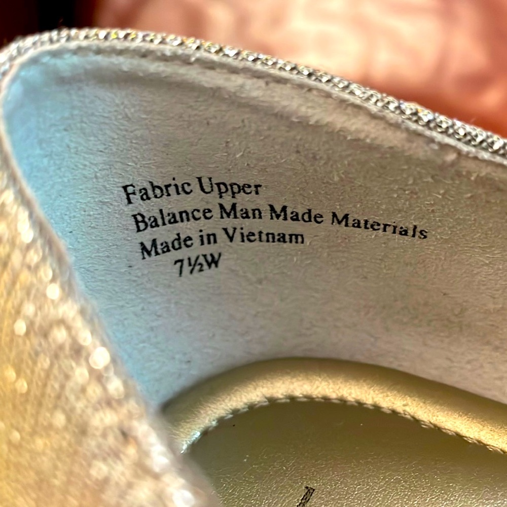 Great Wedding or Special Occasion shoes. Kelly & Katie brand size 7.5 W. - Picture 7 of 11